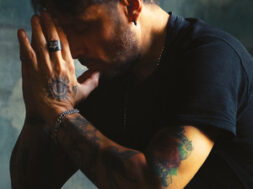 Fabrizio Moro – Comunque mi vedi (Letra-Lyrics)