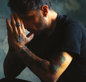 Fabrizio Moro – Comunque mi vedi (Letra-Lyrics)