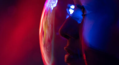 Maurane Voyer feat Fanny J – AU LOIN (Lyrics)