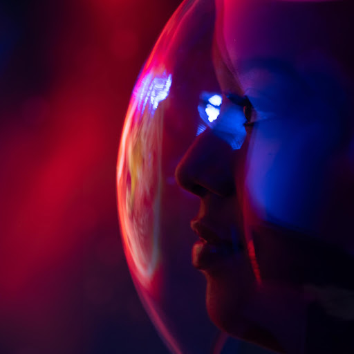 Maurane Voyer feat Fanny J – AU LOIN (Lyrics)