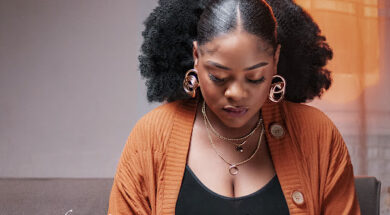 Sandrine Nnanga – Ton Feu (Paroles-Lyrics)