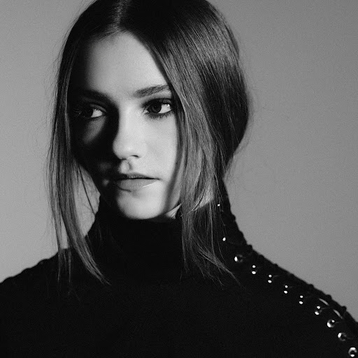 Zoé Clauzure – Balance (Lyrics)