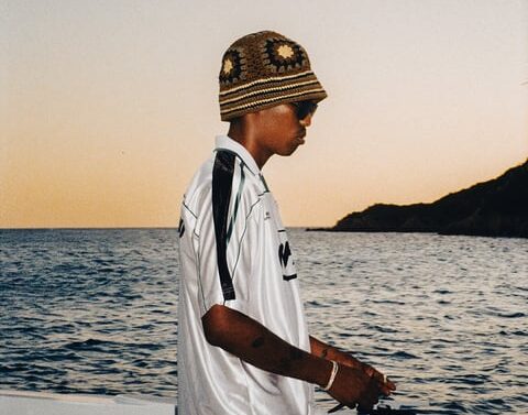 So La Lune – Plus Pareil (Lyrics + English Translation + Signification)