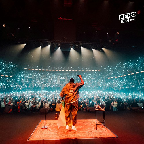 Edgar-Yves triomphe à l&rsquo;Adidas Arena : l&rsquo;humoriste franco-béninois entre dans une nouvelle dimension avec « Vigilance »