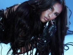 Lynda – Petite chose (Lyrics + Translation)